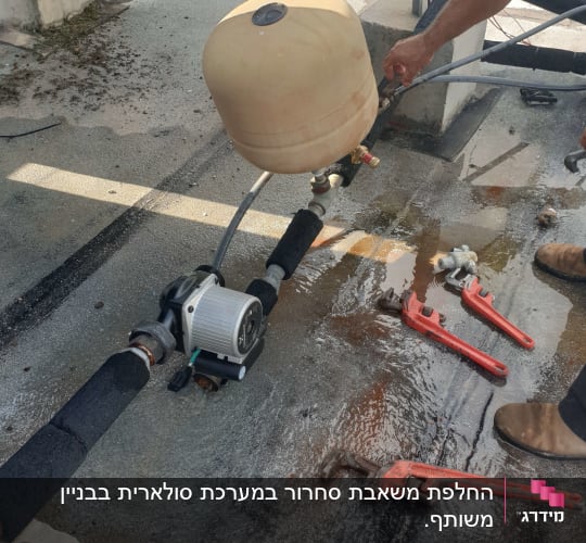 אדם מתקן דוד שמש עם כלים על הגג